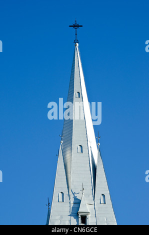 Il campanile della chiesa con la croce sulla cima di una sullo sfondo di un cielo blu. Stagno religiosa dell architettura. Foto Stock