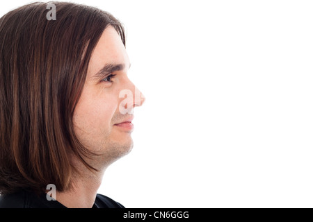 Profilo del giovane dai capelli lunghi uomo folle sorridente faccia rilassata, isolato su sfondo bianco con un grande spazio di copia. Foto Stock