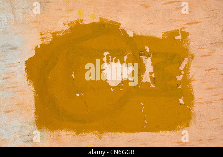 Sullo sfondo di antiche parte giallo parete dipinta. Foto Stock