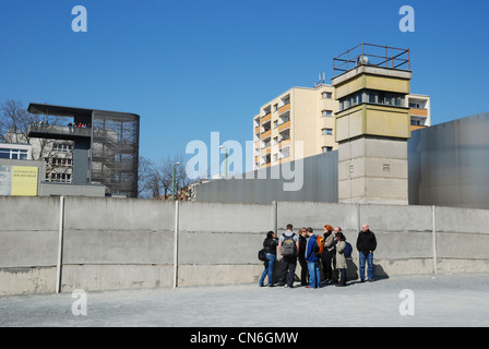 I turisti in una sezione della parete interna al Memoriale del Muro di Berlino, Berlino, Germania. Foto Stock