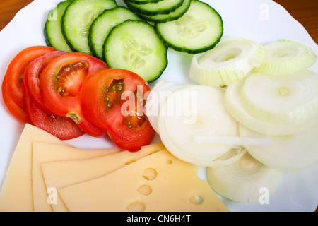 In prossimità della piastra con verdure e formaggio. Foto Stock