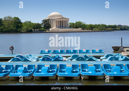 Pedalò sul Fiume Potomac Tidal Basin da Thomas Jefferson Memorial , Washington DC, Stati Uniti d'America Foto Stock