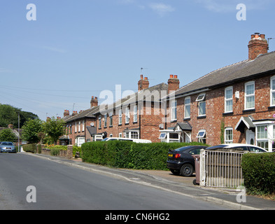 Una tranquilla strada suburbana vicino a Manchester, Regno Unito Foto Stock