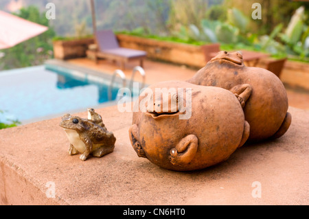 Statua rana, ornamenti, pongkai resort, mae rim,Chiang Mai, Thailandia Foto Stock