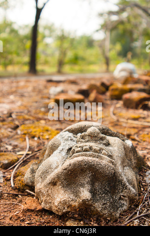 La maschera sulla parete di mattoni rossi moss un vecchio edificio Foto Stock