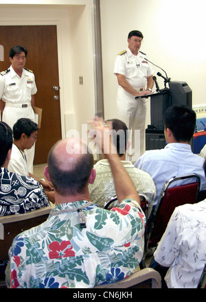 US Navy (USN) ammiraglio posteriore (RADM) William R. Klemm (sul podio), coordinatore del progetto per le operazioni di recupero di Ehime Maru risponde alle domande durante un briefing dei media al Centro di media di Ehime Maru, Pearl Harbor, Hawaii (HI). Foto Stock