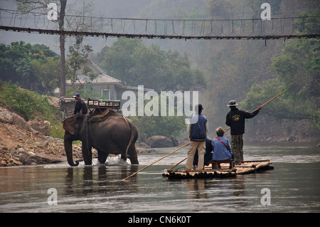 Elephant trekking e rafting di bambù a Maetaman Elephant Camp, vicino a Chiang Mai e Chiang Mai Provincia, Thailandia Foto Stock