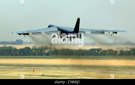 Una stratosfortress B-52H decade da qui durante un esercizio di generazione di lancio rapido a otto navi il 9 agosto. Gli esercizi di generazione testano la capacità della base di svolgere la sua missione. Foto Stock