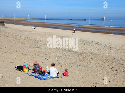 Famiglia con cani godendo il sole sulla spiaggia di Blyth North East England Regno Unito Foto Stock