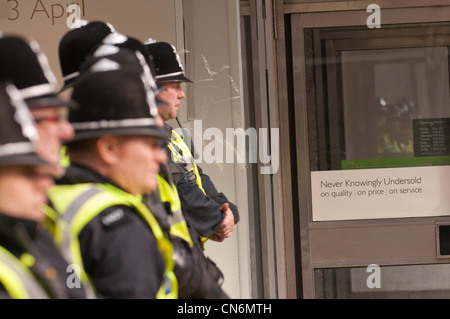 Cordone di polizia per i liberali democratici Conferenza a Sheffield Foto Stock