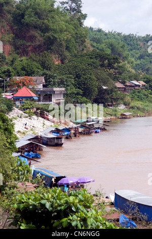 Una vista panoramica della cittadina di Ban Sop Ruak sopra la riva del fiume Mekong nella provincia di Chiang Rai, Thailandia. Foto Stock