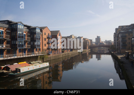 Leeds Yorkshire Inghilterra vista lungo il fiume Aire al Crown Point Bridge da Brewery Wharf in risviluppata waterfront Foto Stock