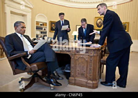 Il presidente Barack Obama incontra con il capo del personale Jack Lew, Gene Sperling, direttore del Consiglio nazionale economico e Alan Krueger, Consiglio dei consulenti economici sedia, all Ufficio Ovale, Marzo 8, 2012 in Washington, DC. Foto Stock