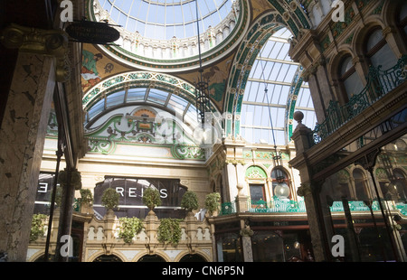 Leeds West Yorkshire Inghilterra cupola di vetro in design Vittoriano County Arcade area di Victoria Foto Stock