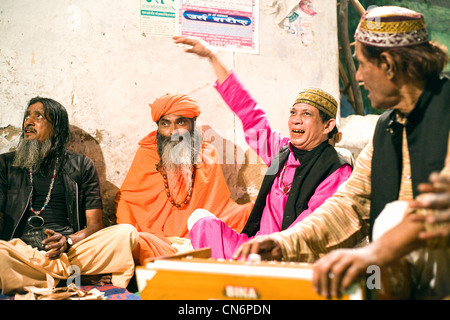 Musica Sufi ,Qawwali (musulmano musica devozionale) prestazioni al santuario Nizamuddin Delhi Foto Stock