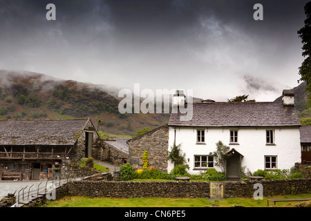 Regno Unito, Cumbria, Coniston, nube avvicinando Yew Tree Farm, dal Vecchio di Coniston Foto Stock