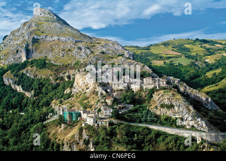 Europa Italia Abruzzo Gran Sasso Monti della Laga parco nazionale in provincia di Pescara Corvara View Foto Stock