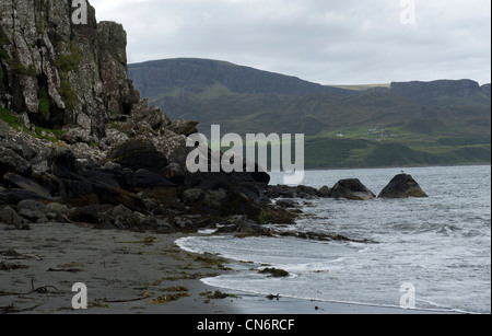 Scogliere a Staffin Bay Beach, Isola di Skye, Scotland, Regno Unito Foto Stock