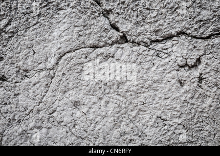 Parete in cemento sfondo con fessurazioni. Un sacco di dettagli, texture e copia di spazio. Foto Stock