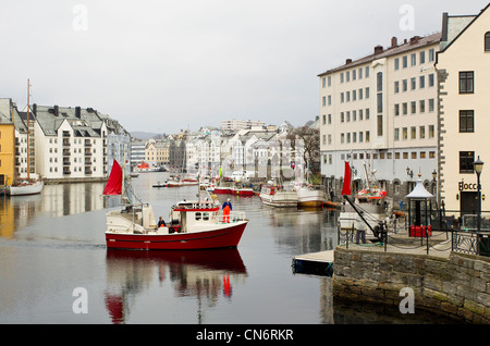 Una barca da pesca di ritornare al porto/porto con le sue catture Foto Stock