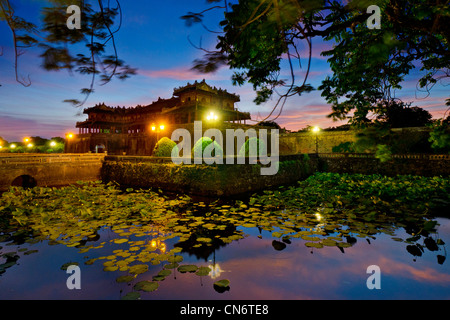 L'ingresso alla città imperiale al crepuscolo, tonalità, Vietnam Foto Stock