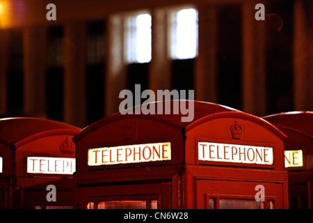 Telefono rosso scatola in Durham City di notte Foto Stock