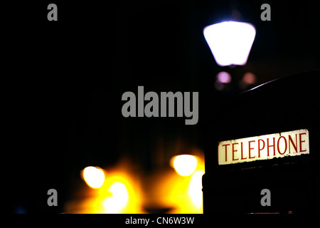 Telefono rosso scatola in Durham City di notte Foto Stock