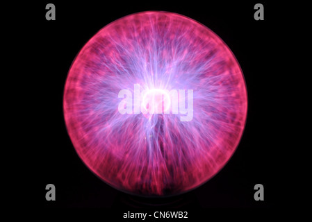 Viola e rosso si illumina in vetro magic plasma lampada a sfera - Esposizione lunga Foto Stock