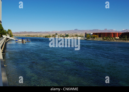 Cristalline del Fiume Colorado in Laughlin, Nevada, con vista della città paratia, Arizona Foto Stock