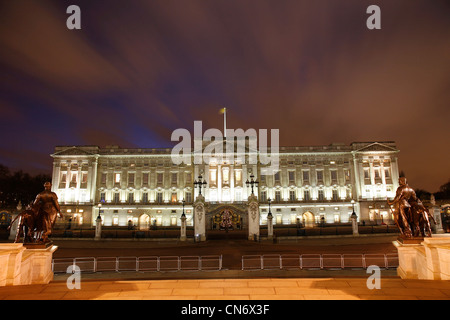 Buckingham Palace ha servito come ufficiale di Londra residenza del monarca britannico dal 1837. [Solo uso editoriale] Foto Stock