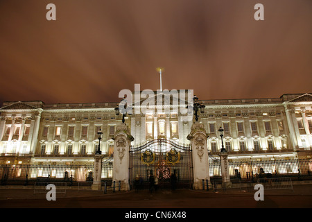 Buckingham Palace ha servito come ufficiale di Londra residenza del monarca britannico dal 1837. [Solo uso editoriale] Foto Stock