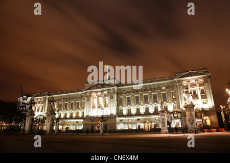 Buckingham Palace ha servito come ufficiale di Londra residenza del monarca britannico dal 1837. [Solo uso editoriale] Foto Stock