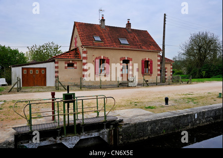 Lock-keeper's cottage a Accolay lock sul ramo Vermenton del Canal du Nivernais, Borgogna, Francia Foto Stock