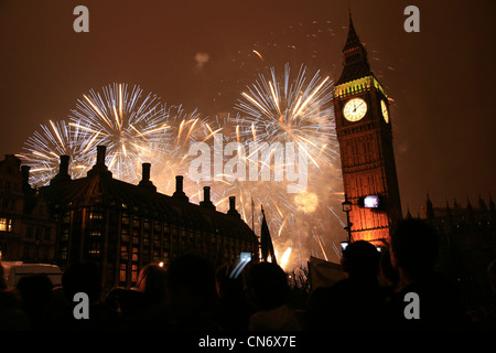 2011, fuochi d'artificio sul Big Ben a mezzanotte Foto Stock