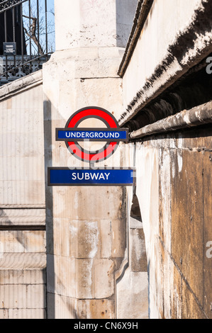 La metropolitana di Londra segno a Westminster ingresso Foto Stock