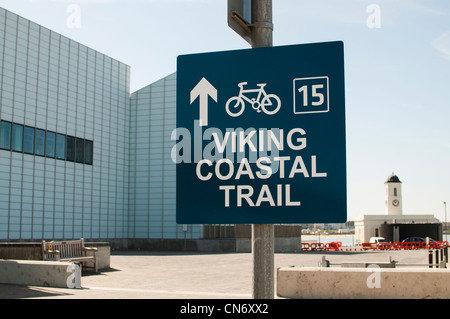 Segno indicante il Viking Coastal pista ciclabile, con la Turner Galleria Contemporaneo, Margate, in background. Foto Stock