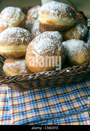 Le ciambelle spolverati con zucchero a velo closeup Foto Stock