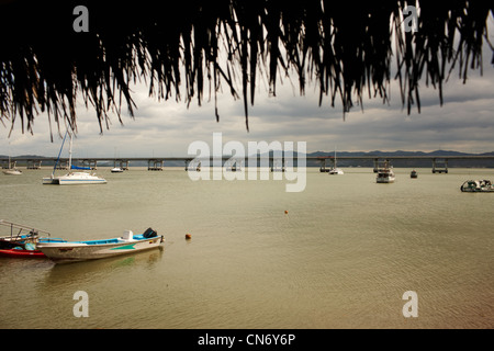 Ponte attraverso l'oceano, barche, catamarano, Ecuador Foto Stock