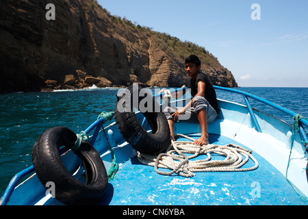 Vista da barche da pesca, rocce, oceano, giovani escort Foto Stock