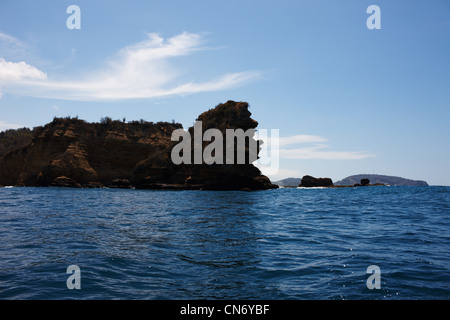 Costa con le rocce dell'Oceano Pacifico, vista di acqua Foto Stock