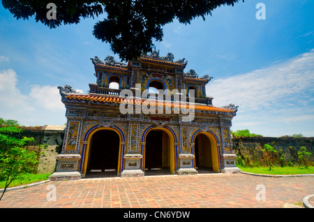 Uno dei tanti cancelli che circondano la Città Purpurea Proibita, Sito Patrimonio Mondiale dell'UNESCO, tonalità, Vietnam Foto Stock