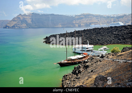 Europa Grecia CICLADI Santorini di attracco delle barche per visitare il vulcano Nea Kameni Foto Stock