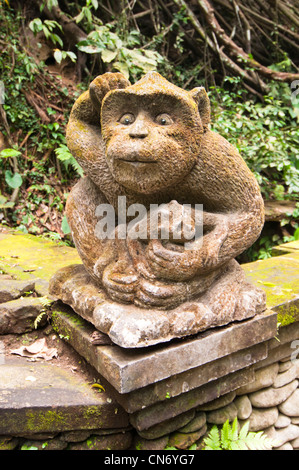 Stutue nella Sacra Foresta delle Scimmie, Ubud, Bali, Indonesia Foto Stock