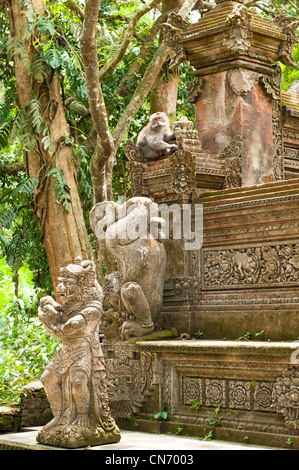 Stutue nella Sacra Foresta delle Scimmie, Ubud, Bali, Indonesia Foto Stock