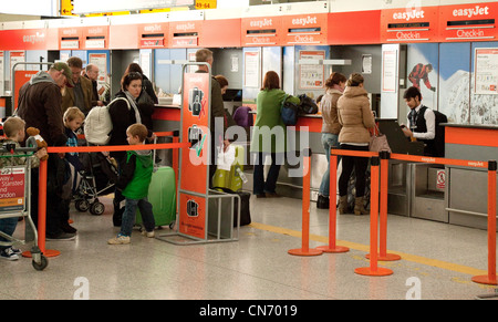 Affollato di bagaglio Easyjet check-in coda, l'aeroporto di Stansted Essex REGNO UNITO Foto Stock