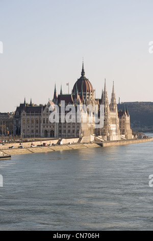 La facciata della splendida parlamento ungherese edificio sul fiume Danubio. Foto Stock