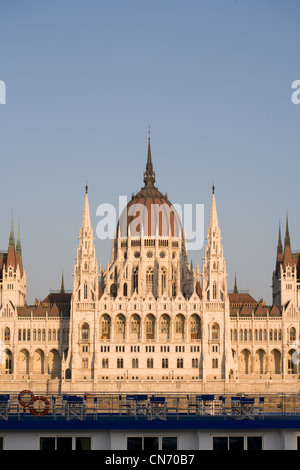 La facciata della splendida parlamento ungherese edificio sul fiume Danubio. Foto Stock