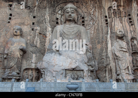 Il maestoso il Vairocana statua del Buddha a Le Grotte di Longmen Foto Stock