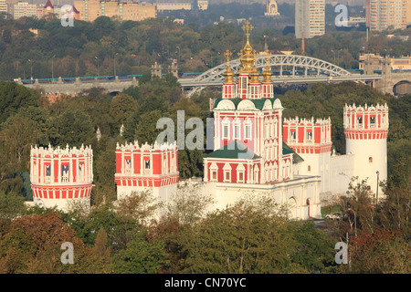 L'over-the-Gate Chiesa della Trasfigurazione (1683-1685) del Convento Novodevichy a Mosca, Russia Foto Stock