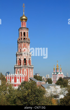 Il campanile seicentesco e l'Over-the-Gate Chiesa della Trasfigurazione presso il Convento Novodevichy a Mosca, Russia Foto Stock